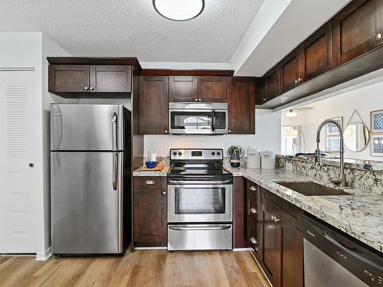 Arbor Oaks Apartments & Townhomes — Photo 26