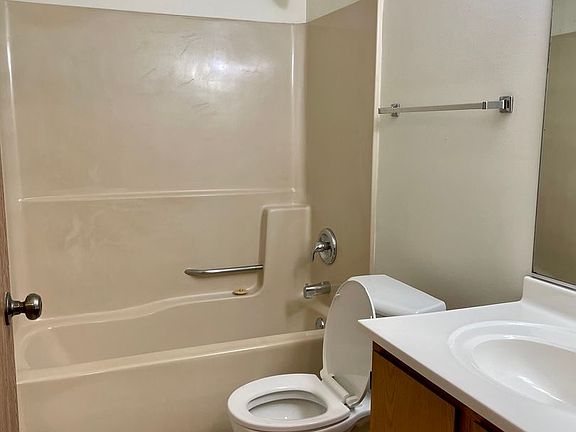 5th image of 927 Briar Ln APT 2