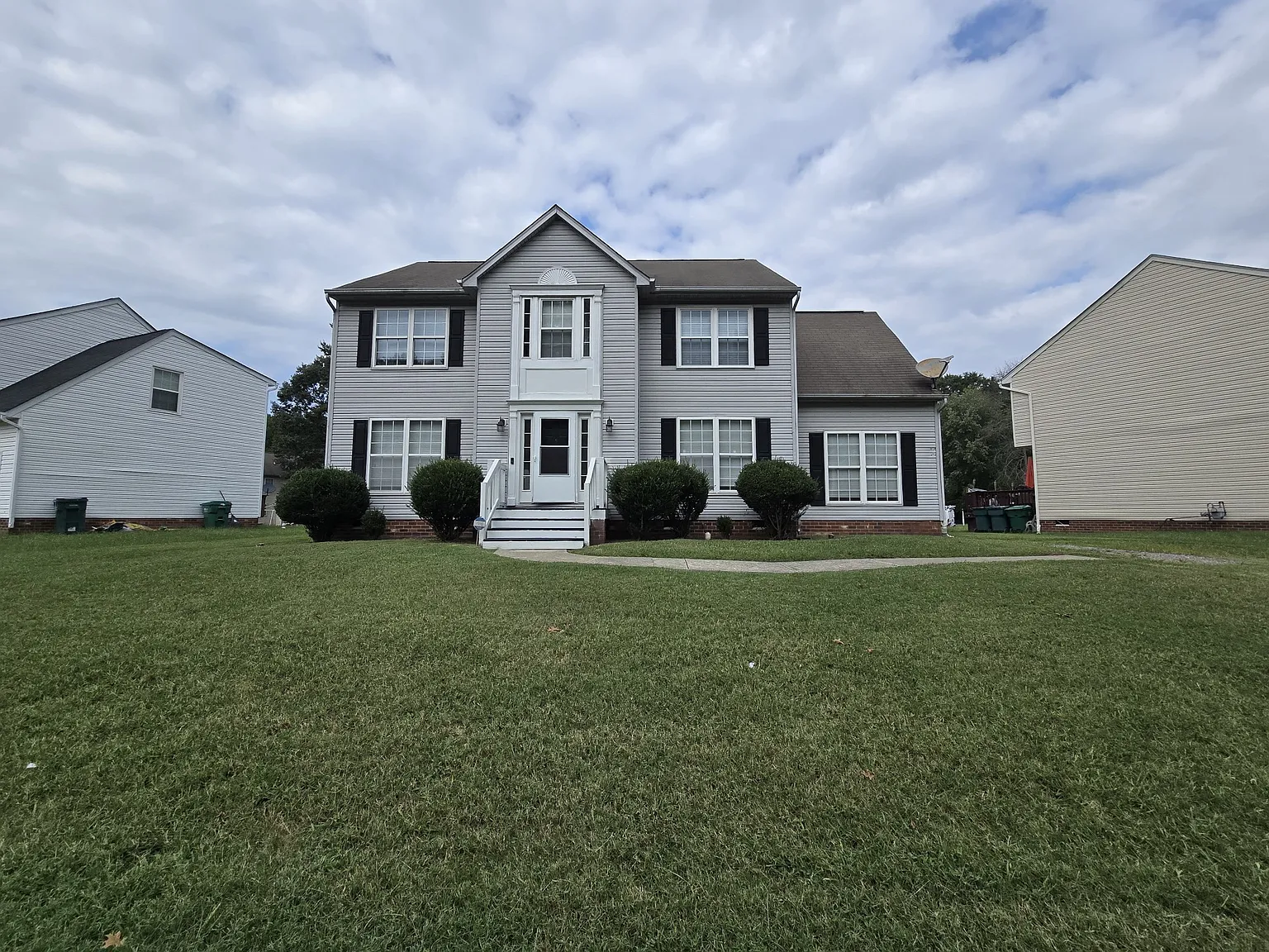 5 bed, 2.5 bath, 2454 sqft, $2,500 — Photo 2