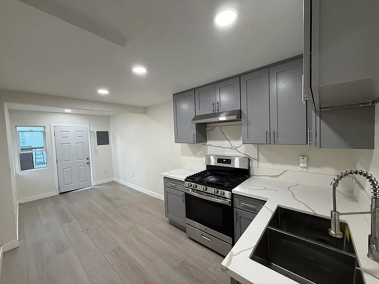 1428 E 10th St #1428 — Photo 3