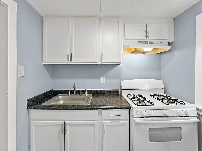 24 Begonia St — Photo 2