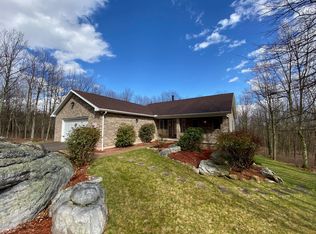 18 Pebble Beach Dr, Hazleton, PA 18202