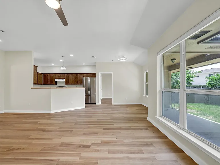 2116 Bentwood Dr — Photo 6