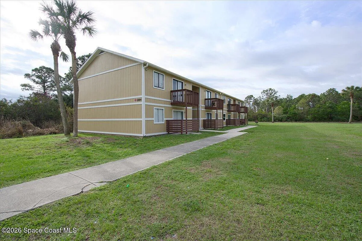 2 bed, 1.0 bath, 8760 sqft, $1,350 — Photo 2