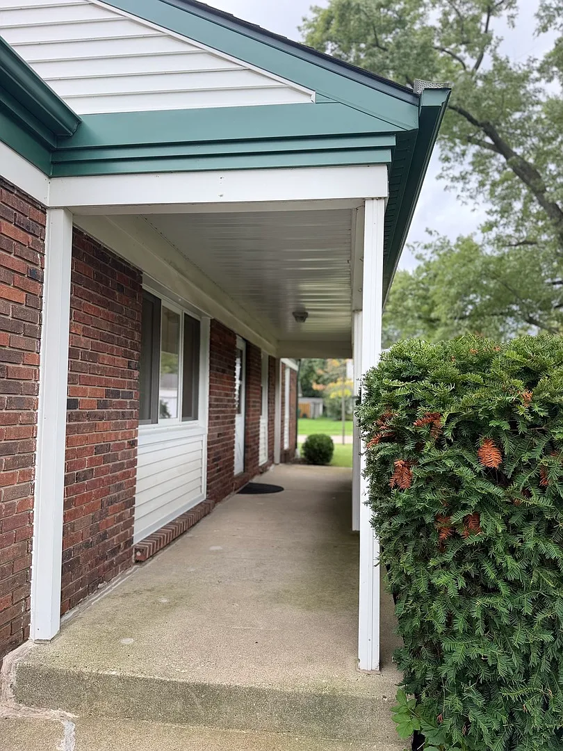 3 bed, 1176 sqft, $3,300 — Photo 2