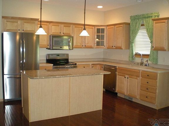 4th image of 740 E Greenbrier Pl