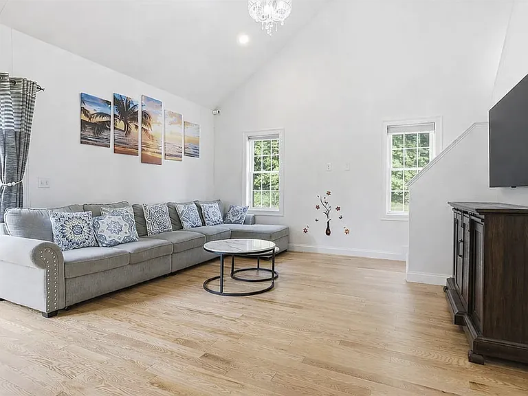 1 Patricia Way — Photo 7