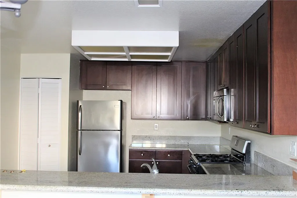 2 bed, 2.5 bath, 1242 sqft, $4,200 — Photo 3