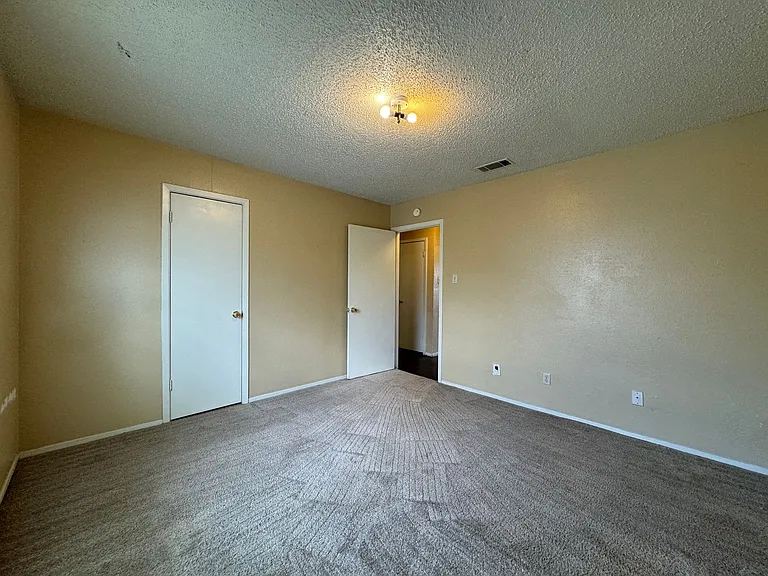 1902 Cedarhill Dr — Photo 7