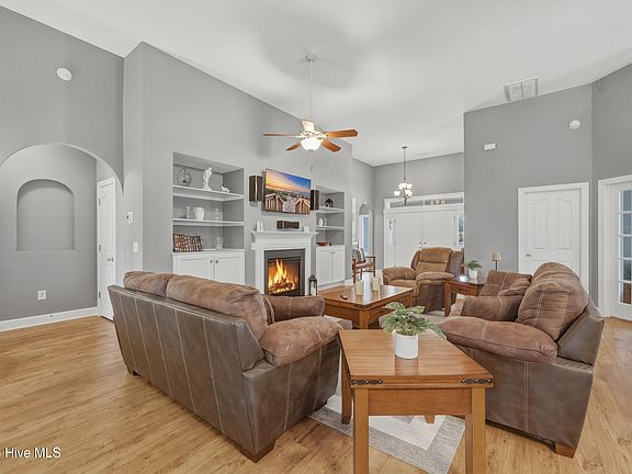 4th image of 707 Royal Fern Court NW