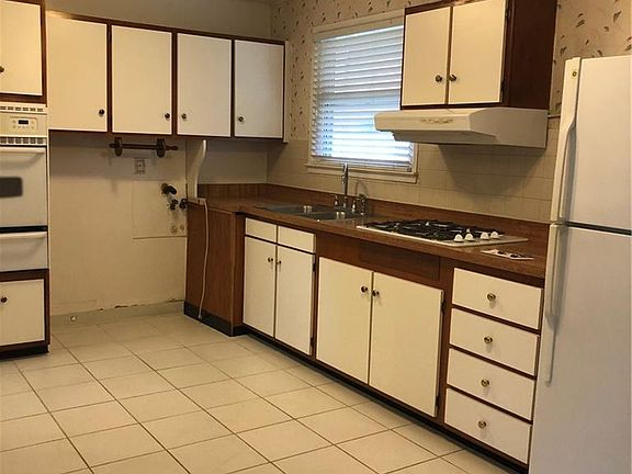 5th image of 2201 Holly St