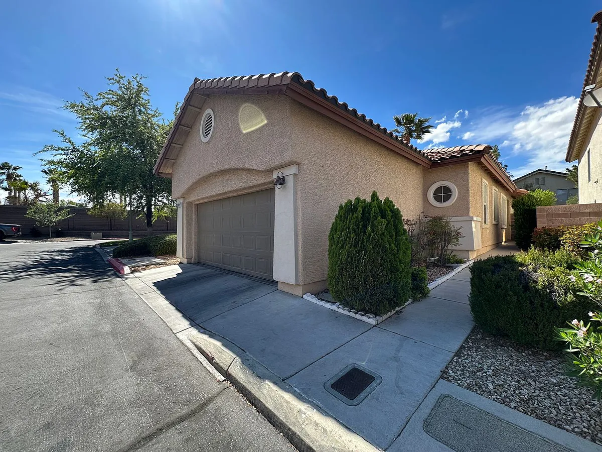 Building Photo - 1109 Milpas Ln