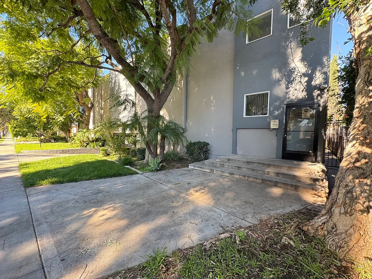 447 W Elk Avenue — Photo 2