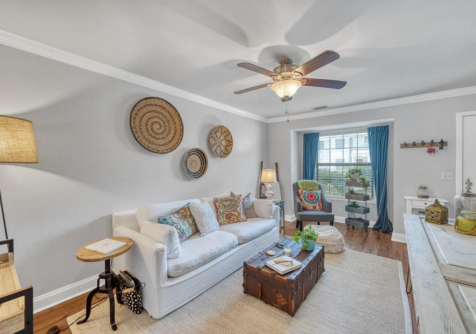 Available December 8th. Great 2 BR/1.5 BA End Unit Townhome in the Heart of Mt Pleasant! — Photo 4