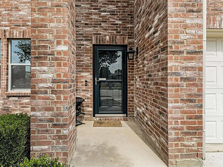 1701 Silverwood Ln — Photo 5