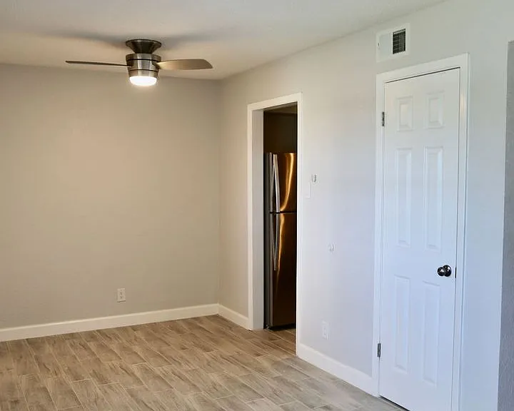 Lions Court Apartments — Photo 57