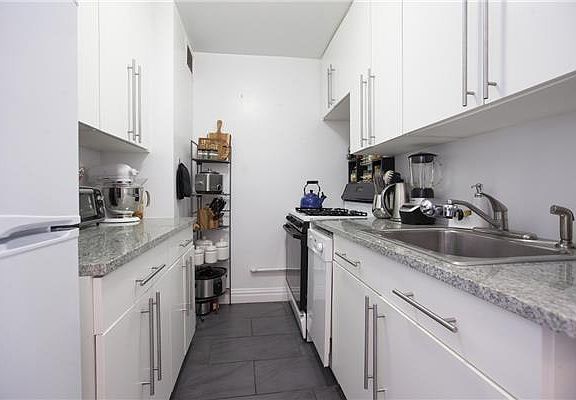 4th image of 400 Central Park W APT 12L