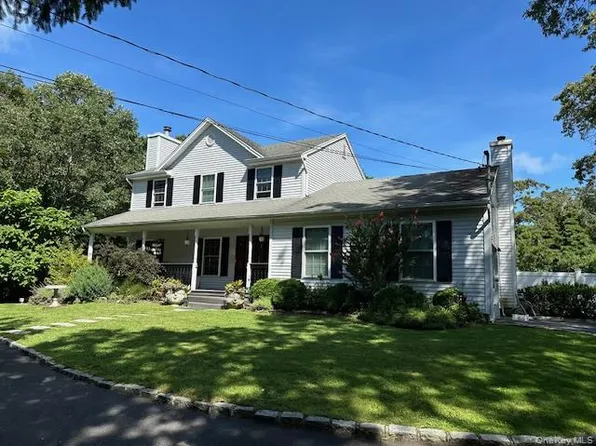 63 E Tiana Rd, Hampton Bays, NY 11946