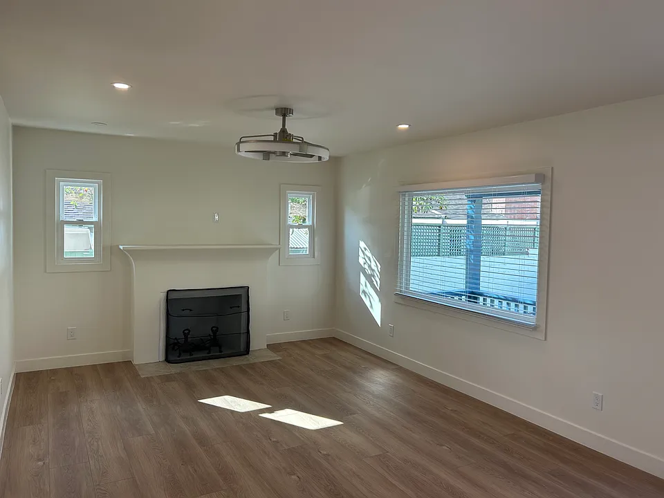 2328 De La Vina St