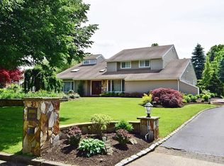 3 Cabriolet Ln, Melville, NY 11747