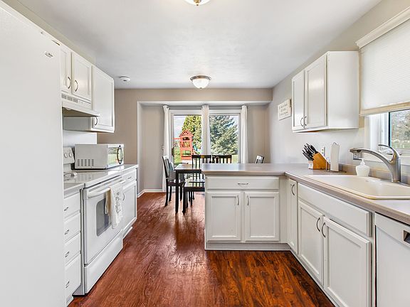 2nd image of 1543 Woodruff Way