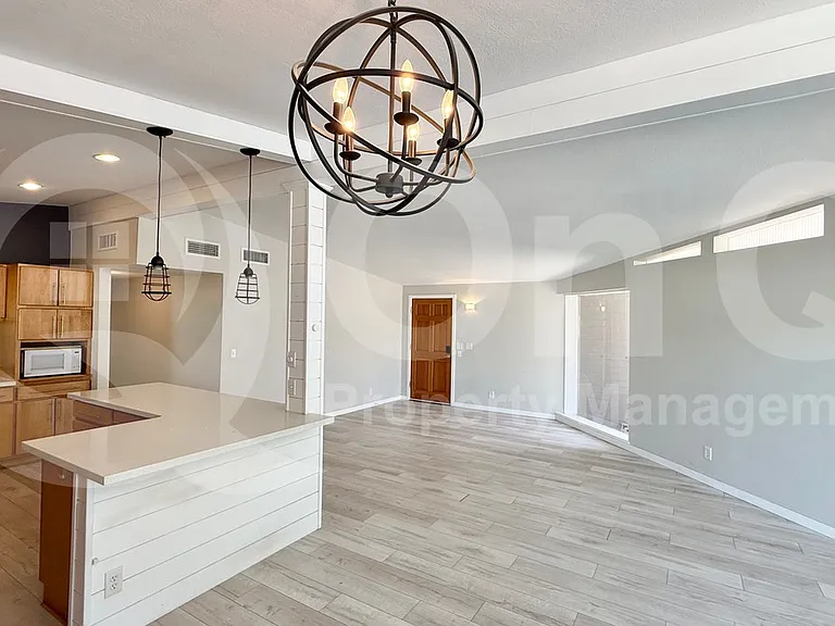 525 N Vine St — Photo 6