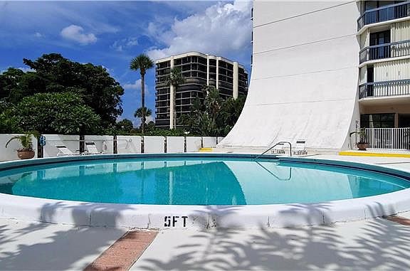 5th image of 2425 Presidential Way APT 505