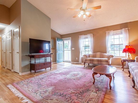 4th image of 12 Audrey Ln