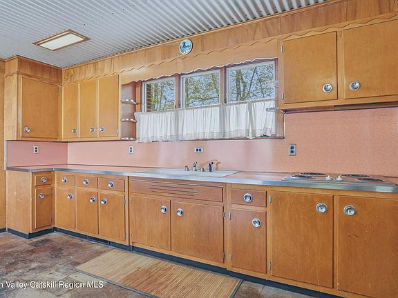 5th image of 340 Vineyard Avenue