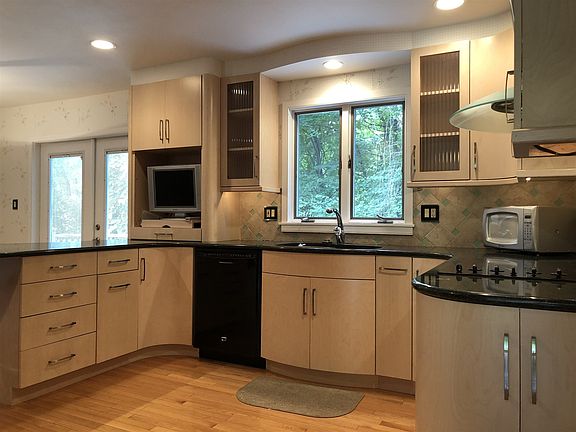 3rd image of 9 Aspen Hts