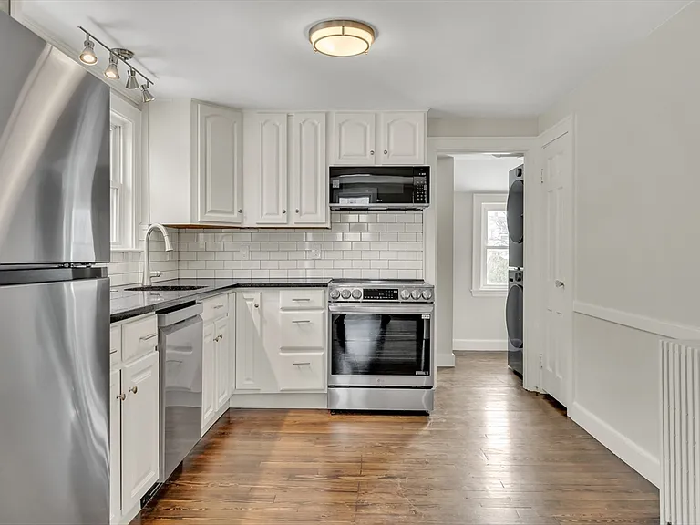 19 Fairview Ave #B — Photo 9
