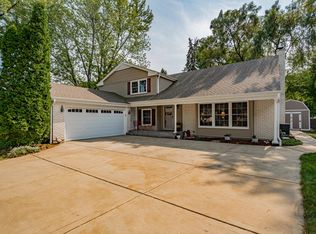 6 Papago Ct, Naperville, IL 60563