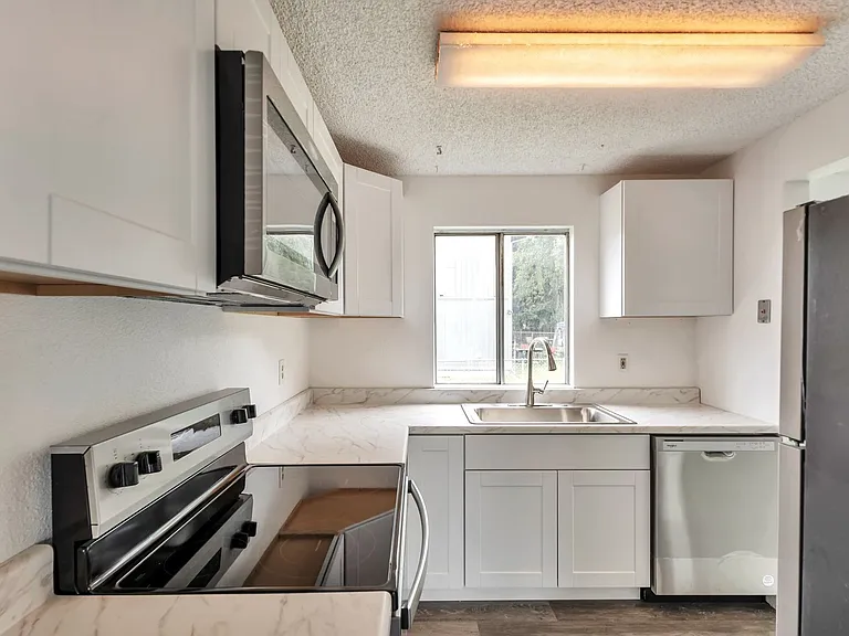 1702 C St SE #B — Photo 3