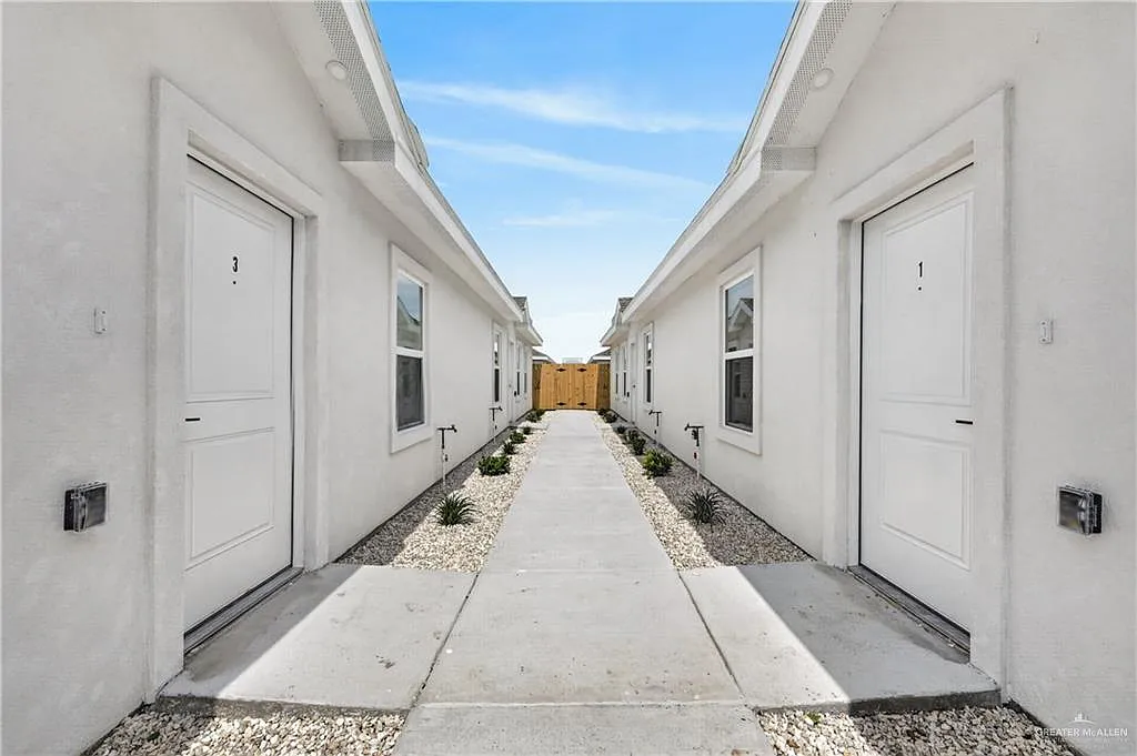 3 bed, 2.0 bath, 1040 sqft, $1,350 — Photo 2