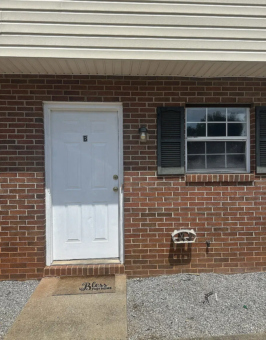 2 bed, 1.5 bath, 1000 sqft, $785 — Photo 1
