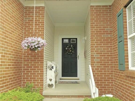 2nd image of 484 Glen Hollow Cir