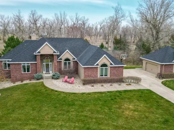 402 Hiddenwood Holw, Jefferson, SD 57038