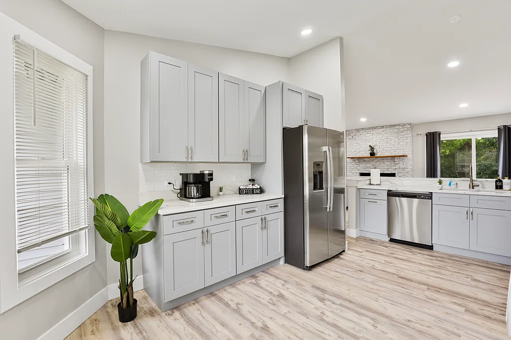 3804 Newport Dr — Photo 3