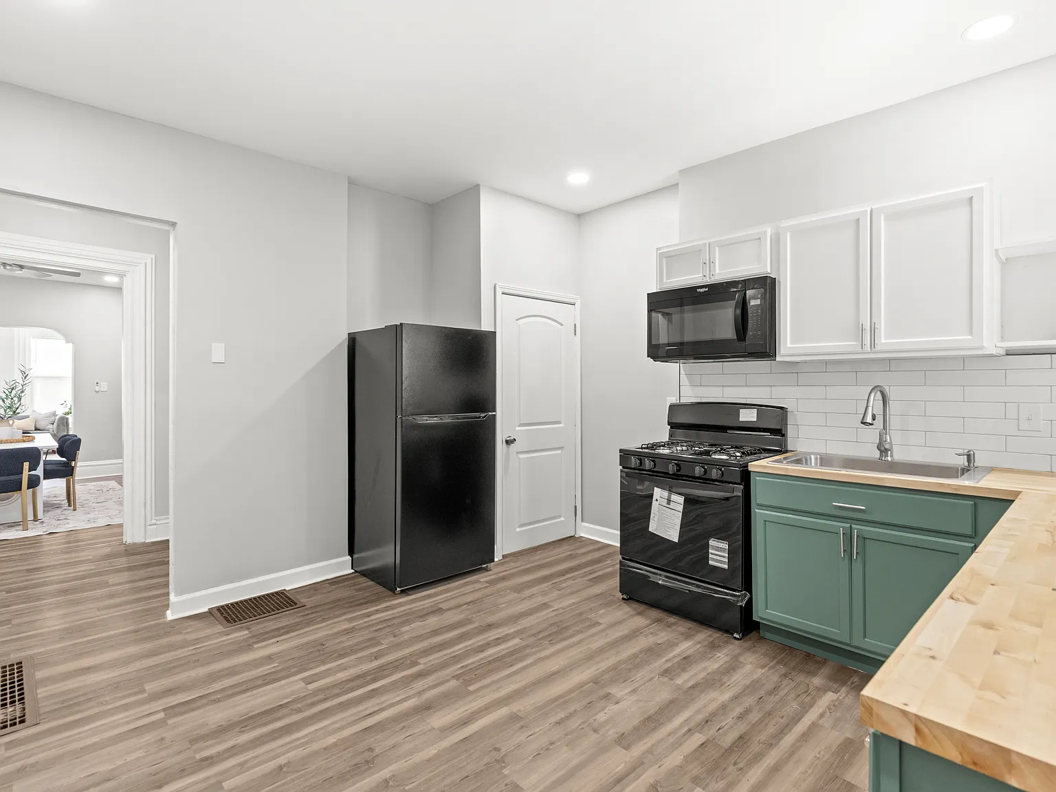 4 bed, 2.0 bath, 2000 sqft, $1,900 — Photo 4