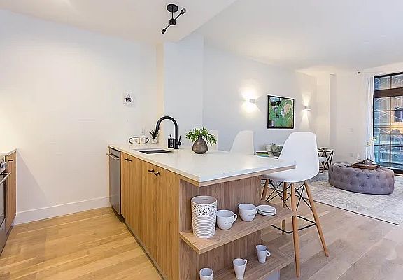 2nd image of 25 Bruckner Blvd APT 5T