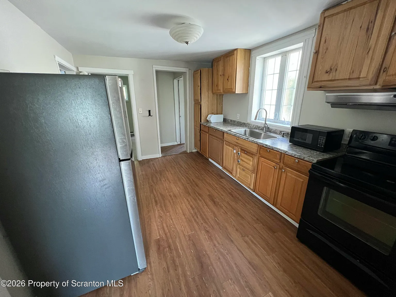 3 bed, 2.0 bath, 1300 sqft, $1,350 — Photo 2