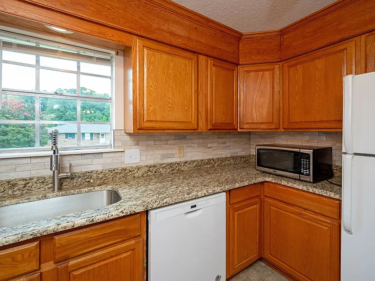 1320 Northpoint Cir — Photo 18