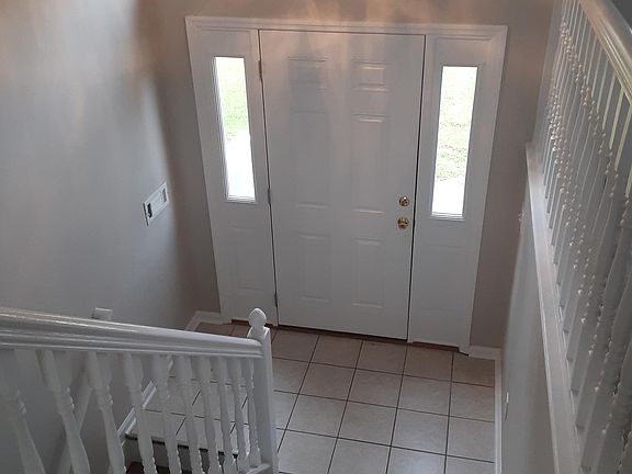 Split foyer entryway