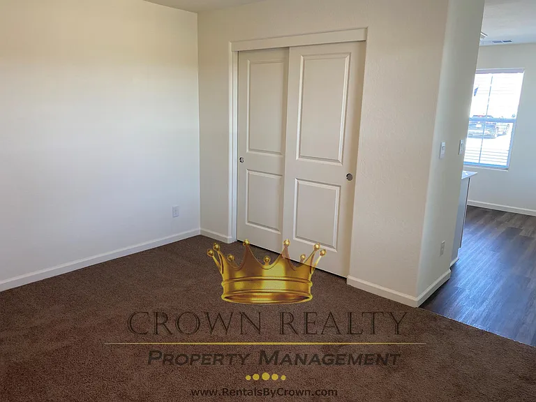1109 E Elkhorn Ave — Photo 4