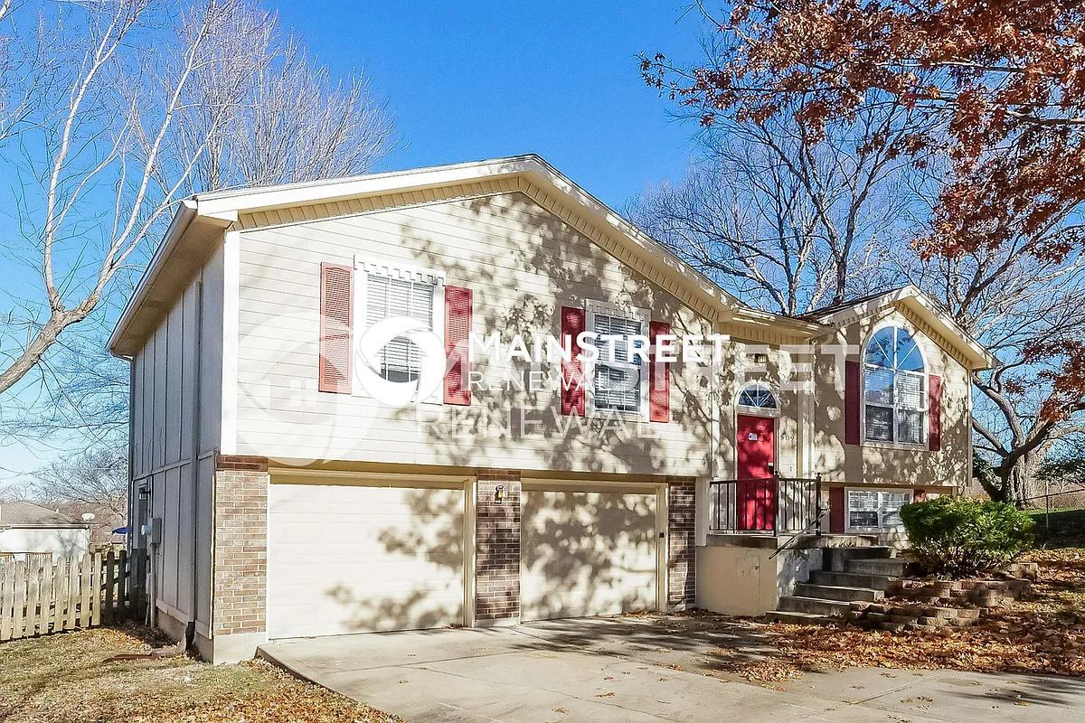 WM - Front View - 609 SE Steeple Ct