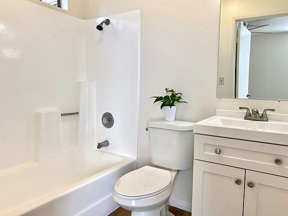 5th image of 12349 Lakeshore Dr APT 9