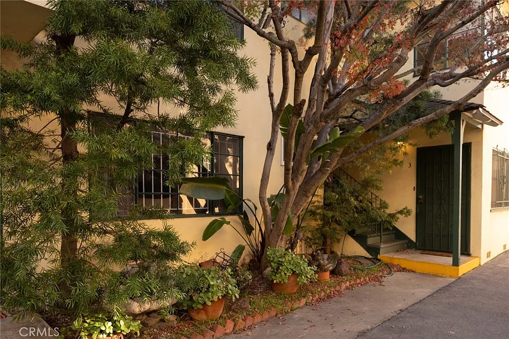 Building Photo - 1745 N Mariposa Ave