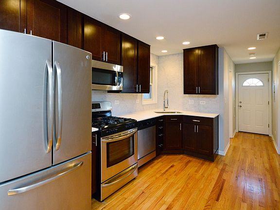 2nd image of 1926 N Hermitage Ave #3