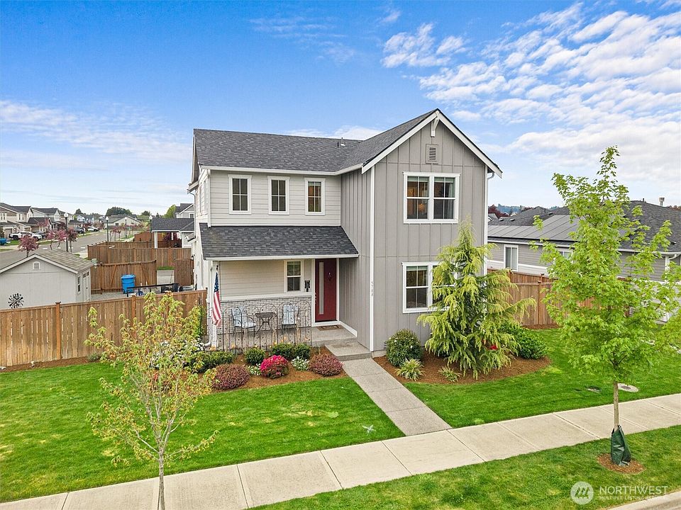 Corner lot living in the heart of Sumner>