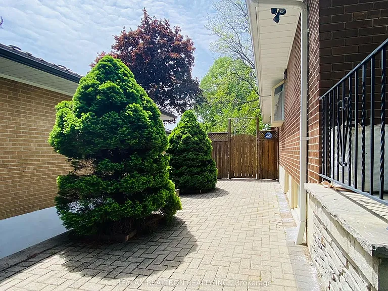 76 Clansman Blvd #LOWER — Photo 3